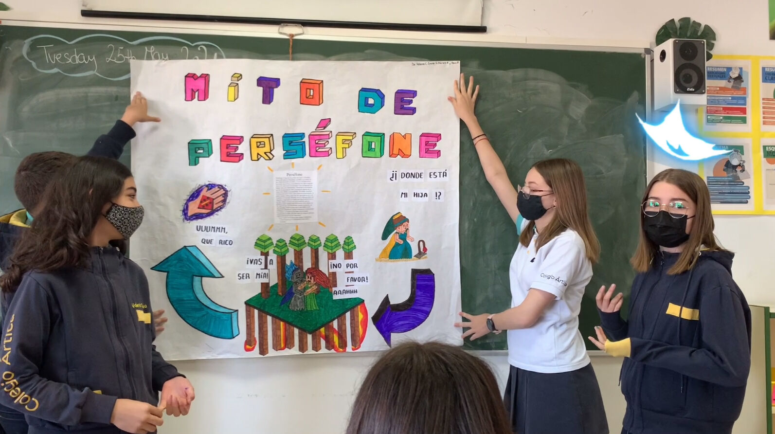 Alumnas de 1º de ESO exponiendo ante la pizarra su trabajo de EPVA sobre Perséfone